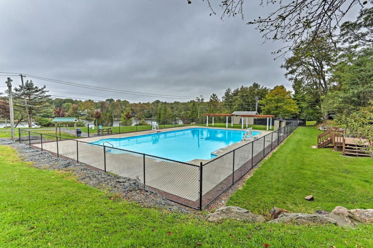 Deck And Community Access Holiday home Tobyhanna